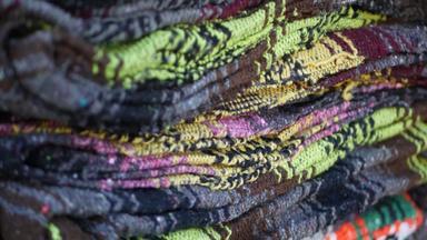 色彩斑斓的墨西哥羊毛墨西哥披肩毯子纹理编织观赏生动的纺织真实的拉丁美国模式条纹多彩色的织物雨披帽子拉美裔土著风格